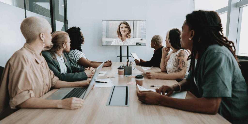 Collaboration hybride entre salariés à distance et équipes travaillant sur site